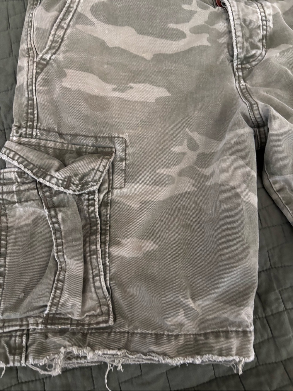 Vintage 2000/10s Hollister Men’s Camo Cargo Shorts - Picture 3 of 7